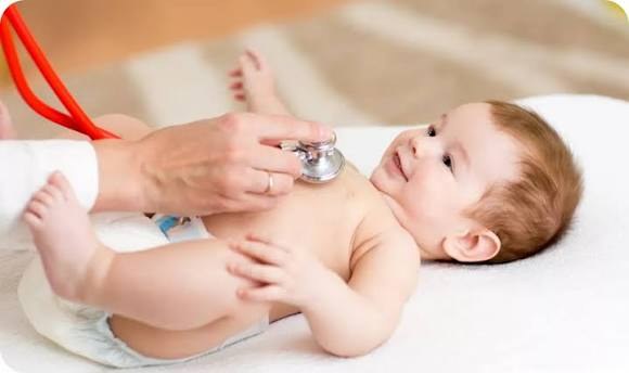 Consulta de puericultura com bebê