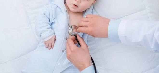 Atendimento de urgência pediátrica com estetoscópio