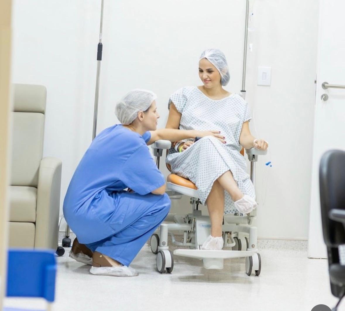 Dra. Yve Lozovei acolhendo uma paciente antes do parto